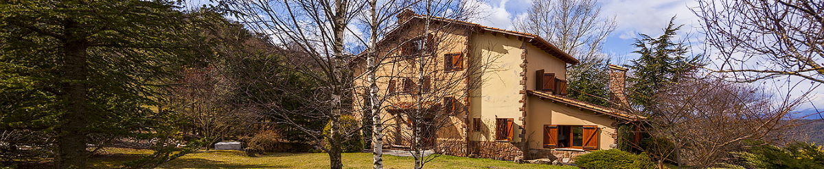 Chalet Alpino Can Mandena en Barcelona. Vista frontal de la La casa rural