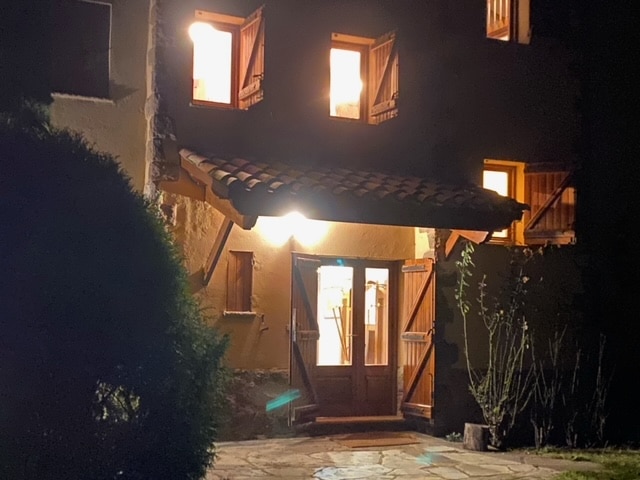 Chalet Alpino Can Mandena. Entrada de noche. Foto original
