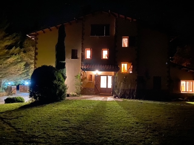 Chalet Alpino Can Mandena. La casa desde el jardín de noche. Foto original